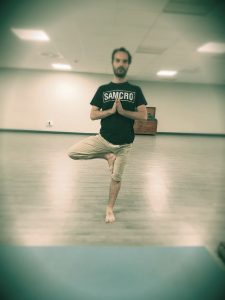 vrksasana-manos-pecho