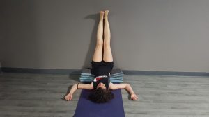 viparita karani con 3 mantas