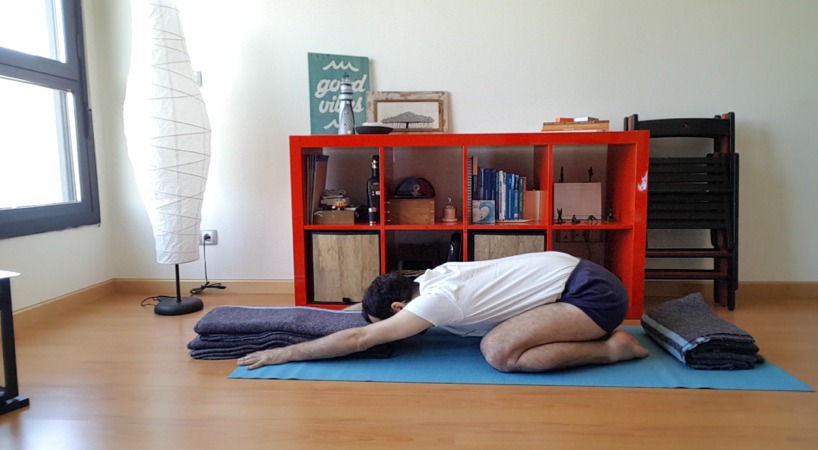 adho mukha virasana con apoyo