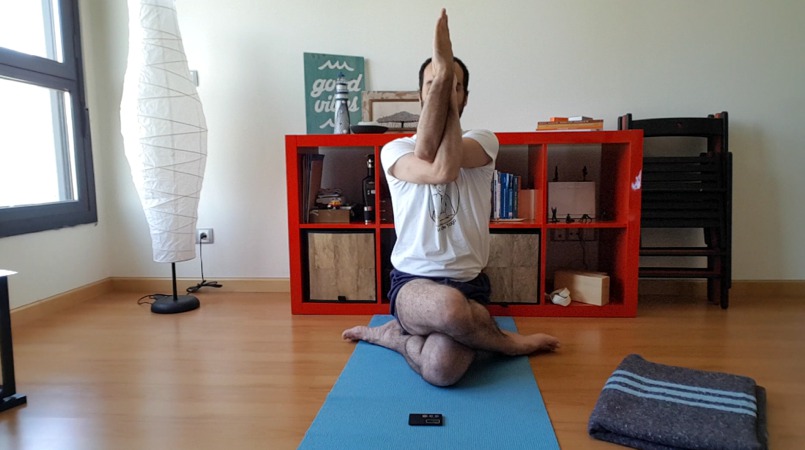 gomukhasana con brazos de garudasana