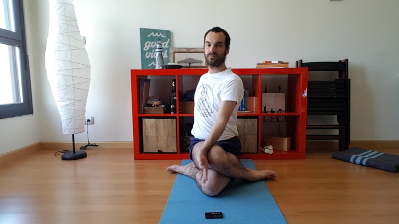 gomukhasana giro cerrado