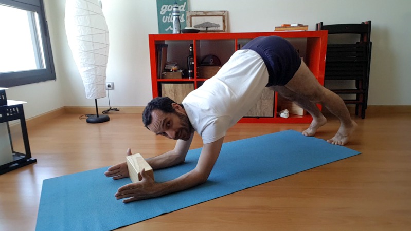 sirsasana mayurasana preparativa con ladrillo