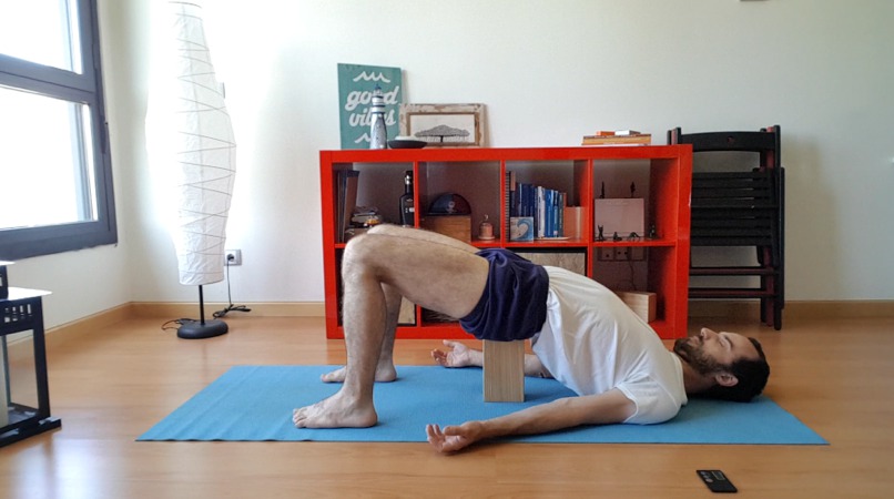 setu bandha sarvangasana con ladrillo