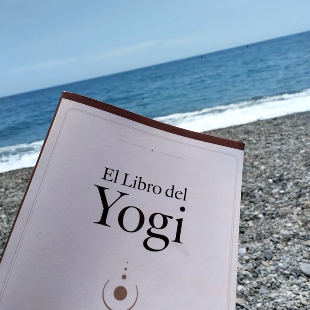 El libro del Yogi en la playa