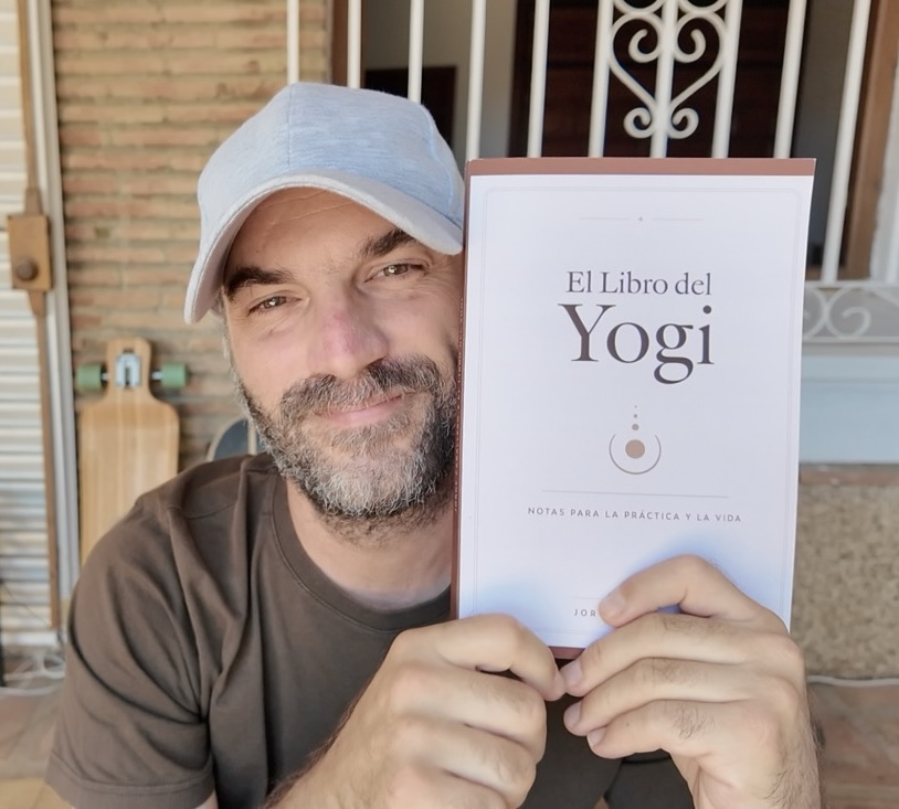 Jorge Caballero con El libro del Yogi en la mano