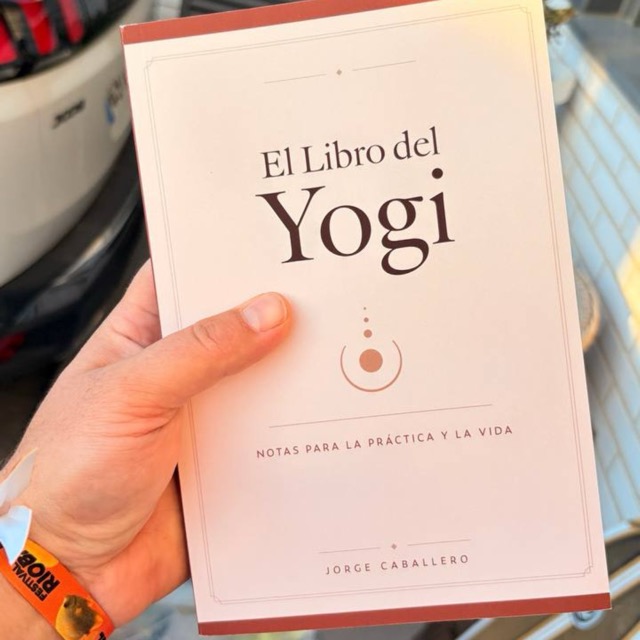 El libro del Yogi en la mano en un festival